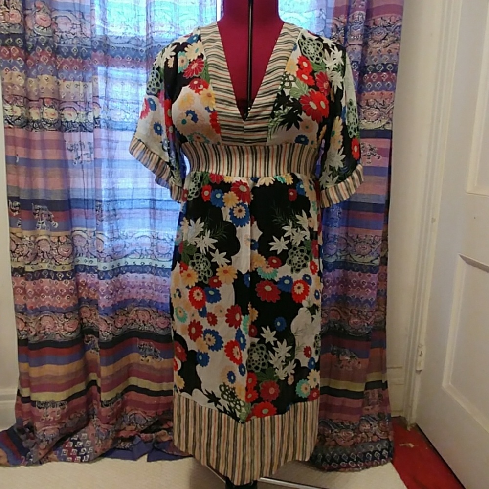 AMAZING🎉🎉🌼KIMONO DRESS!!! LOW CUT, SEXY!!